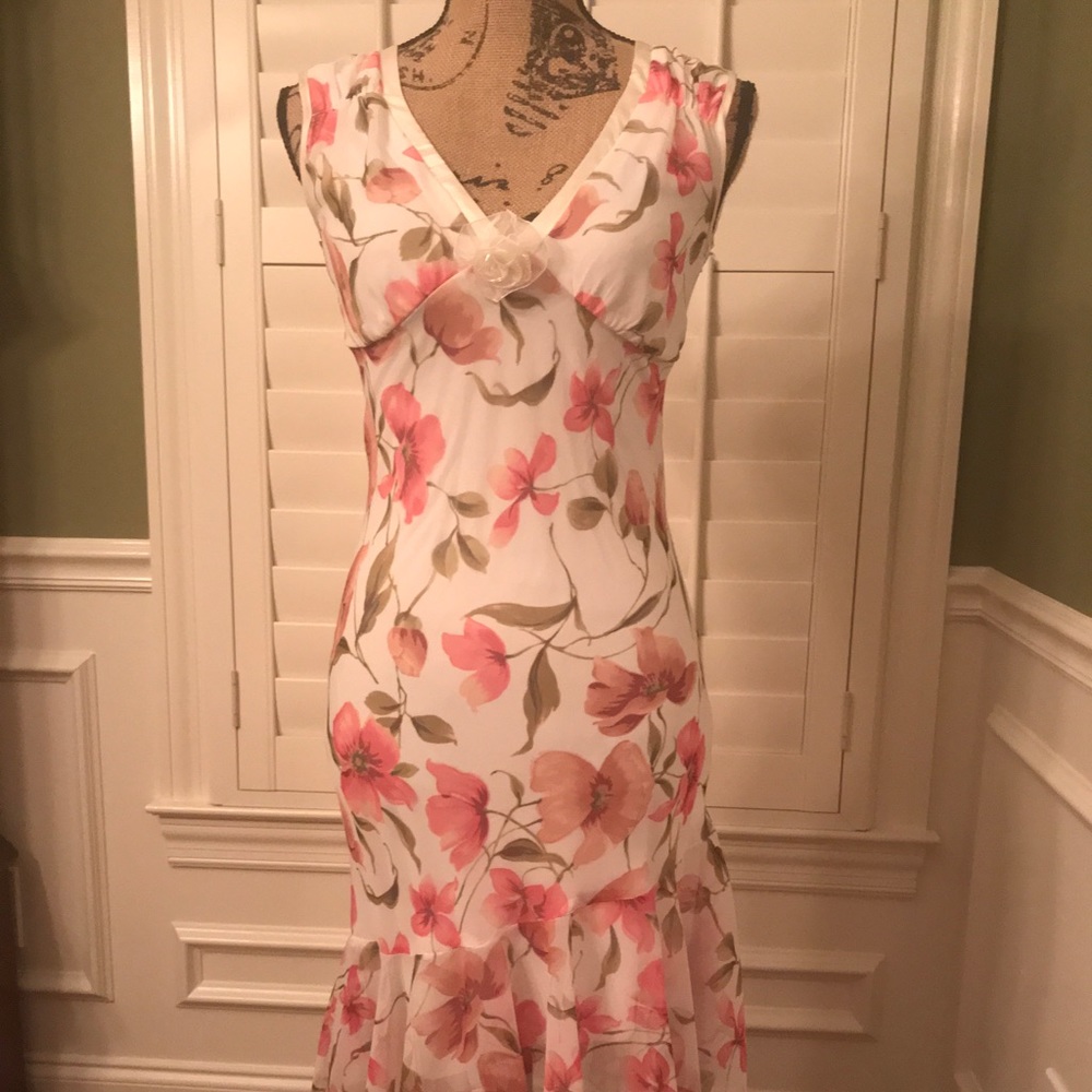 Ivory Sleeveless V-Neck Dress. Size 5/6.